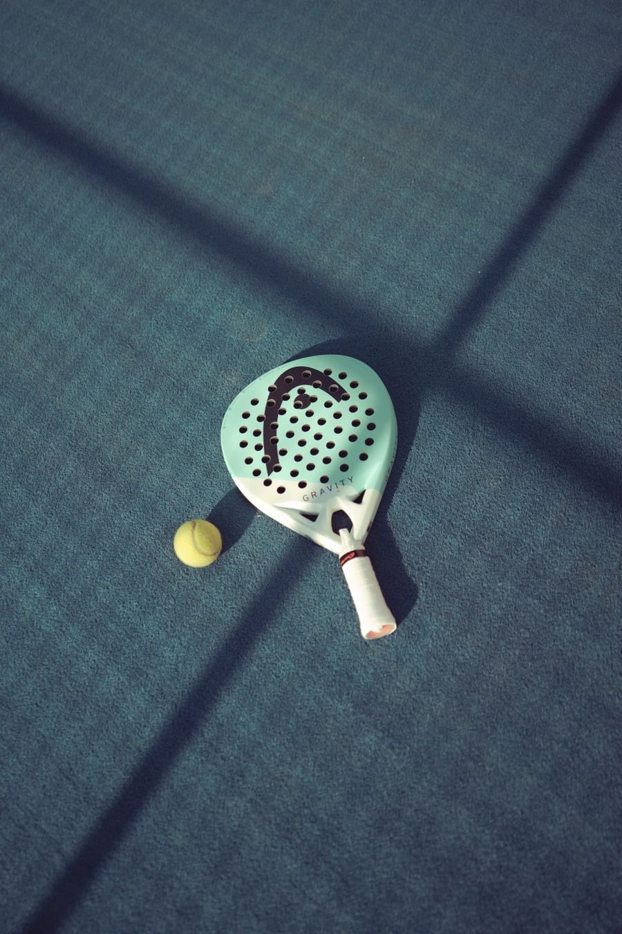 Padel reket sa lopticom na terenu